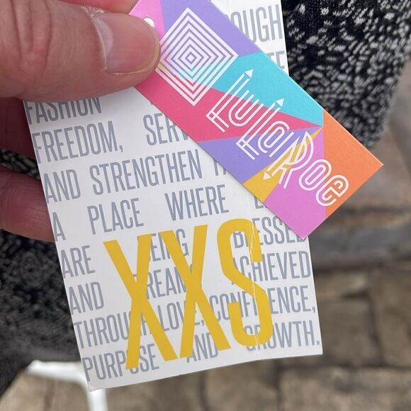 ✨LuLaRoe Black & White Printed Irma Tunic Top, NWT - Picture 4 of 8